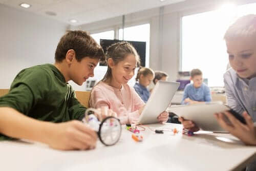 Dzieci pracujące na komputerach i tabletach