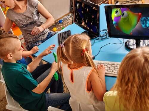 Dzieci pracujące na komputerach