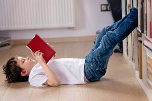 Dziecko czyta na podłodze