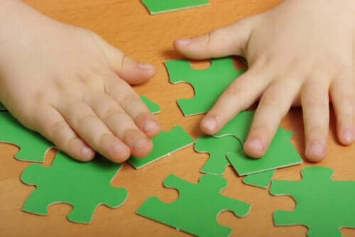 Dziecko układające puzzle - psychologiczne zalety puzzli dla dzieci