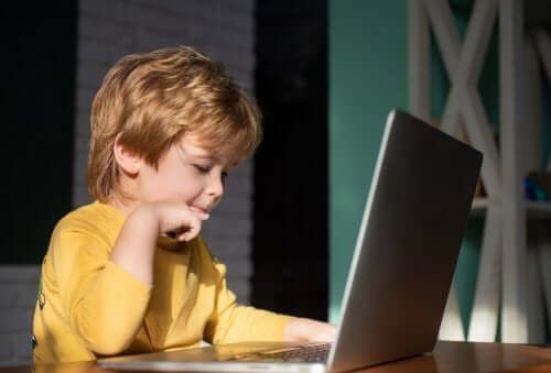 Dziecko z laptopem