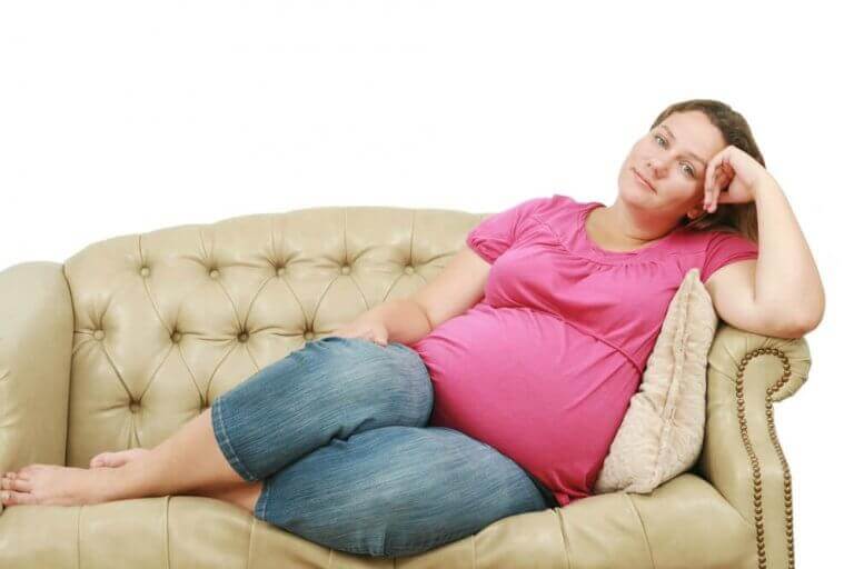 Kobieta w ciąży na kanapie