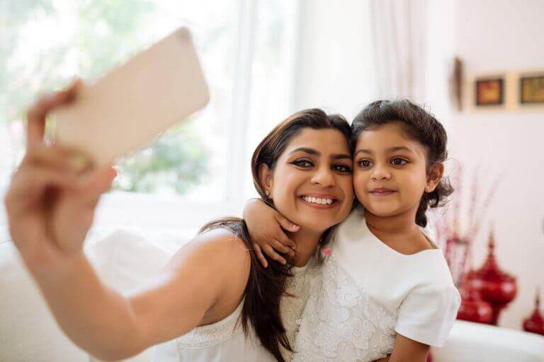 Mama robiąca selfie z córką