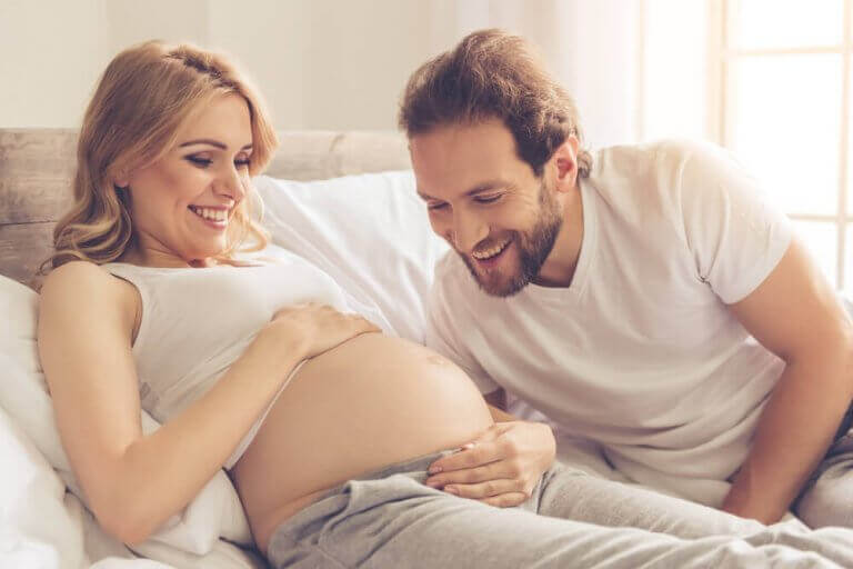 Szczęśliwa kobieta w ciąży z partnerem