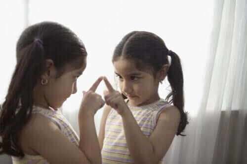 Ciałopozytywność - dziewczynka przegląda się w lustrze