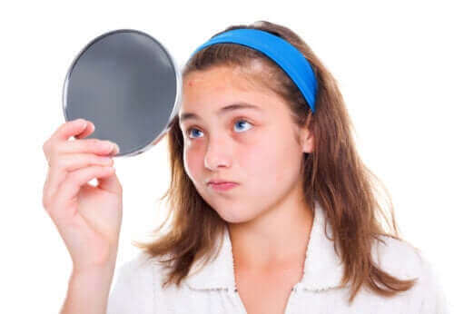 ciałopozytywność - nastolatka przegląda się w lustrze