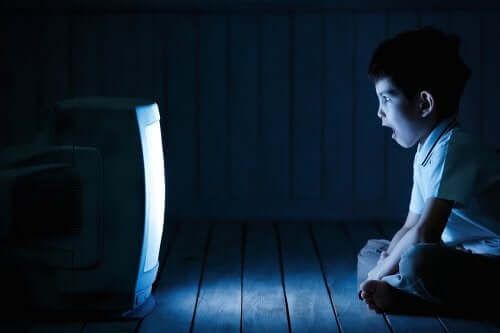 Jak czas spędzany przez ekranem wpływa na nasze dzieci?