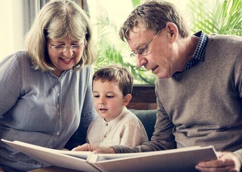 Dziadkowie czytający wnukowi - rola dziadków
