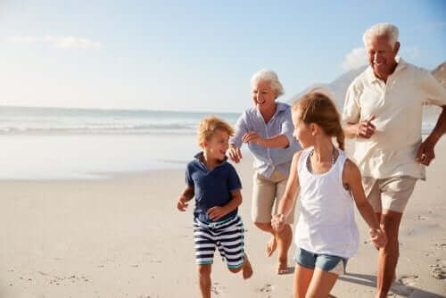 Dziadkowie z wnukami na plaży