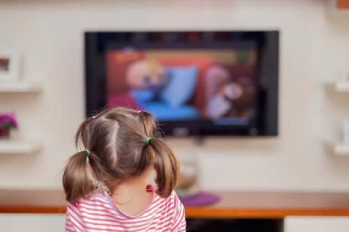 Dziewczynka ogląda telewizję
