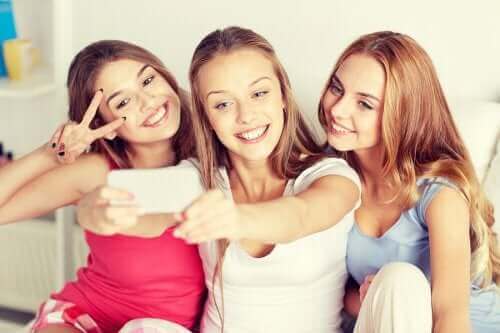 Nastolatki robiące selfie