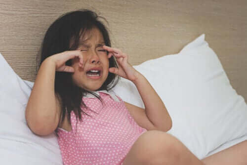 płacząca dziewczynka ma napad złości