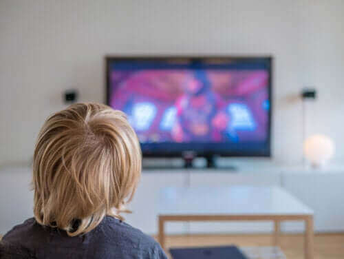 Chłopiec siedzący przed telewizorem