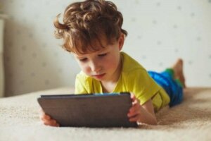 Jak czas spędzany przed ekranem wpływa na dzieci?