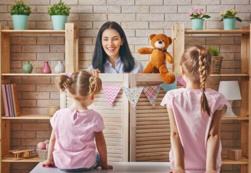 Dzieci się bawią z matką