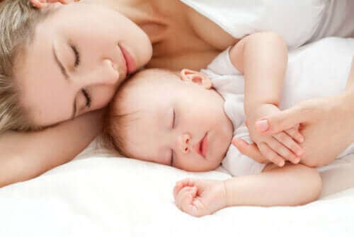 Mama śpiąca z noworodkiem - sen świeżo upieczonej mamy