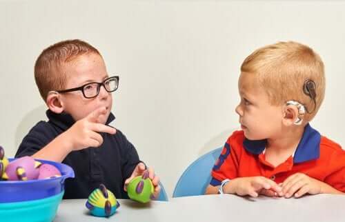 Dzieci rozmawiające za pomocą języka migowego - wychowywanie głuchego dziecka