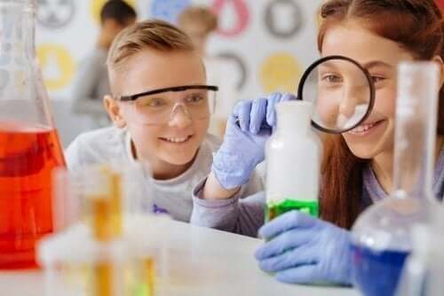 dzieci w laboratorium