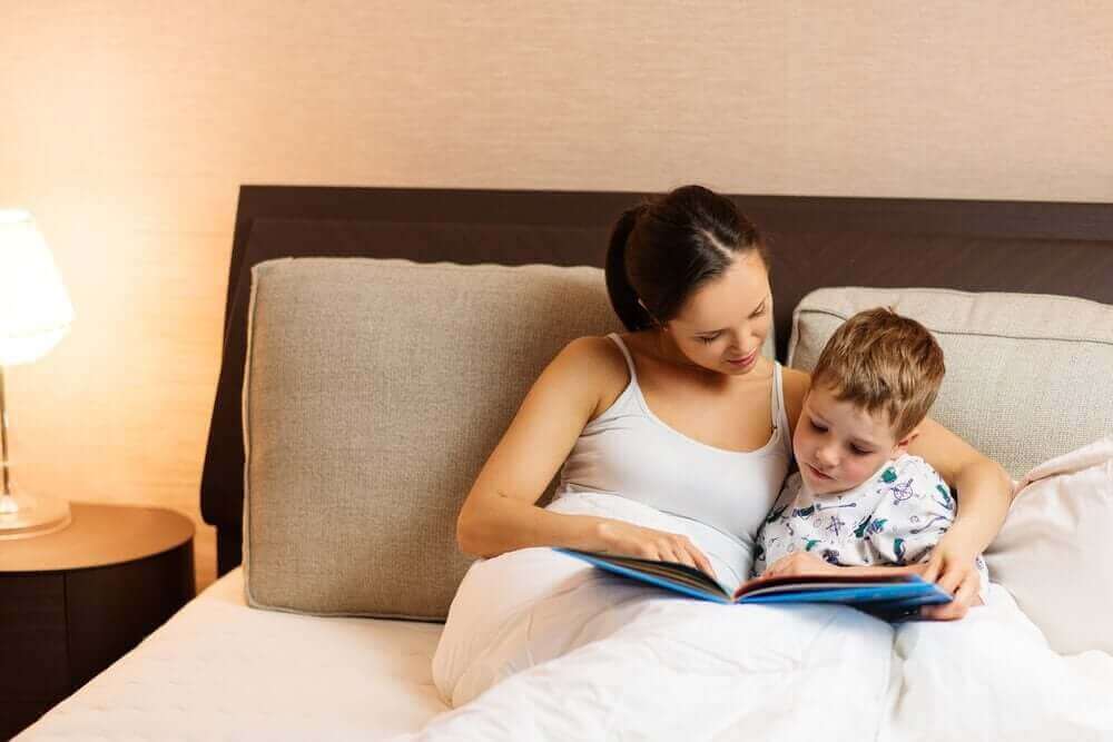 Mama czytająca z synem