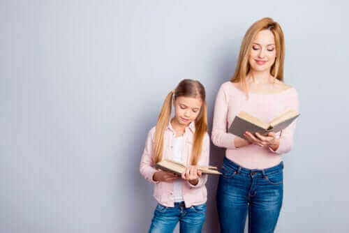 Mama i córka z książkami