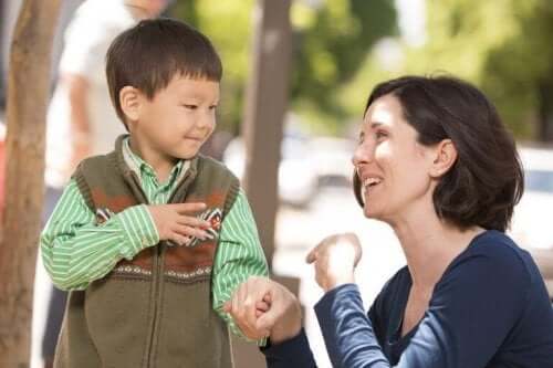 Mama używająca języka migowego - wychowywanie głuchego dziecka