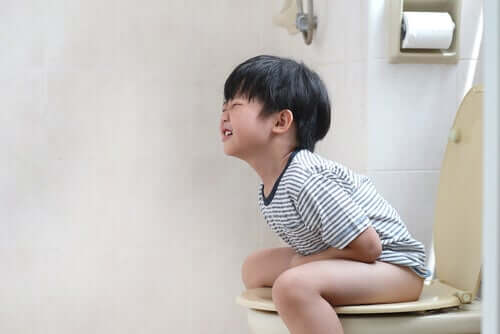 Chłopiec mający problemy z wypróżnieniem - biegunka kałowa