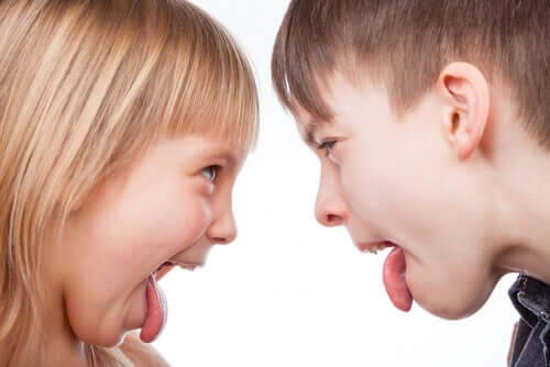 Dzieci pokazujące sobie język