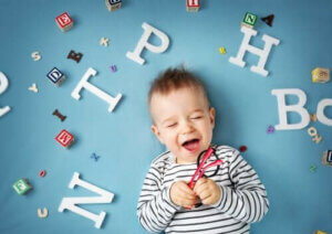 Rozwój języka u niemowląt: zobacz jak przebiega