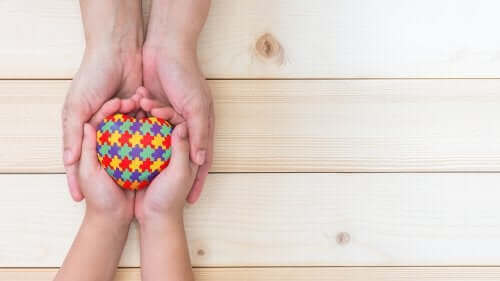 Dziecko i rodzic trzymający serce z puzzli