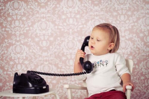 Dziewczynka mówiąca przez telefon