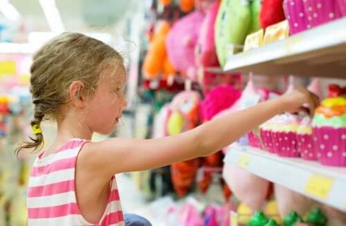 Dziewczynka w sklepie z zabawkami