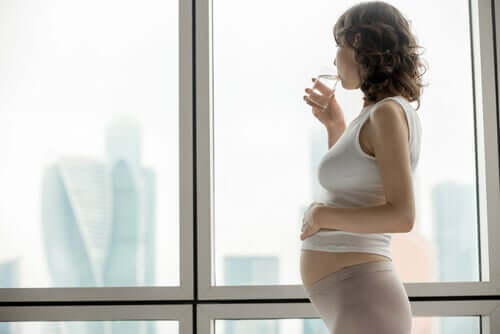 Kobieta w ciąży pijąca wodę - niestrawność w ciąży