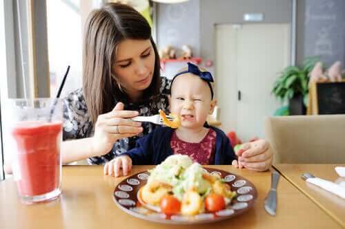 Mama karmiąca dziecko - jak pomóc dziecku dobrze jeść?