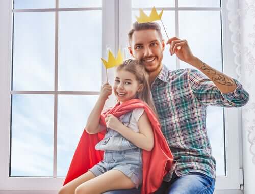 Tata i córka w papierowych koronach