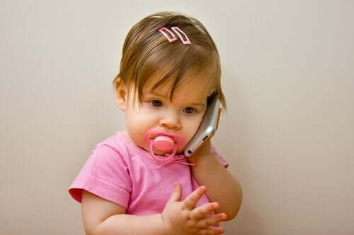Dziewczynka rozmawiająca przez telefon