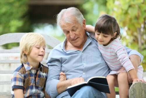 Dziadek czytający wnukom bajki Gianniego Rodari