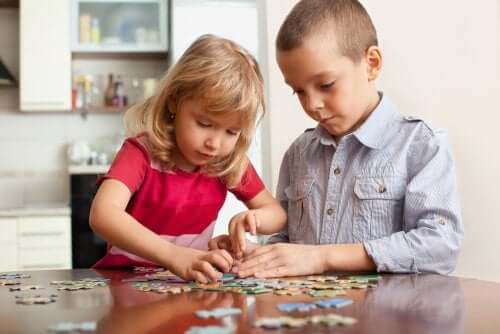 Dzieci układające puzzle