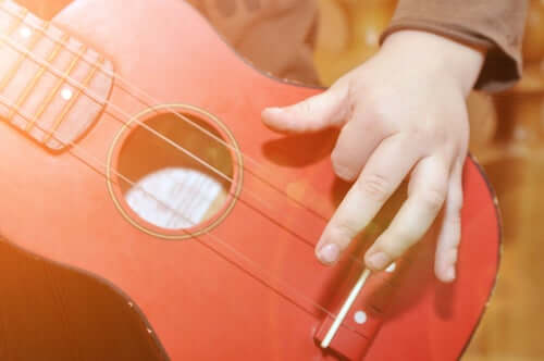 Dziecko z gitarą
