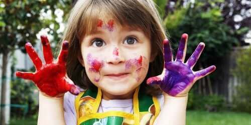 Dziewczynka malująca palcami