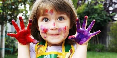 Dziewczynka malująca palcami