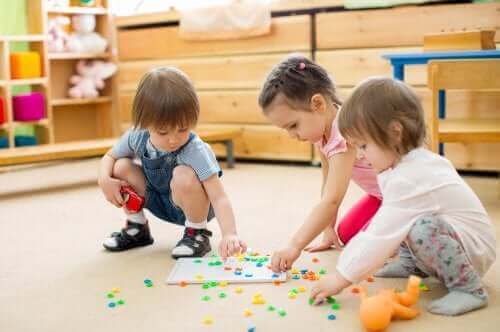 Dzieci układające puzzle - zabawy rozwijające umiejętności