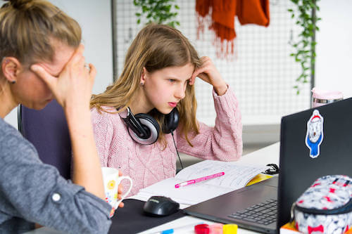 Dziewczyna przy komputerze