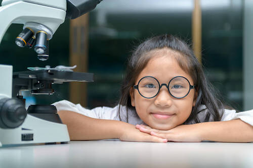 Dziewczynka z mikroskopem