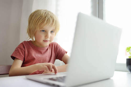 Chłopiec przy komputerze