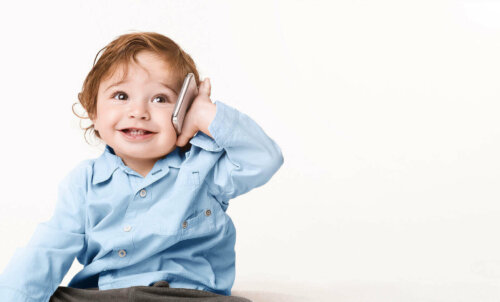 Dziecko rozmawia przez telefon