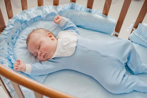 dziecko w łóżeczku