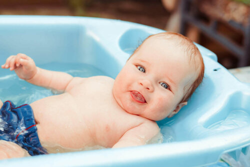 Dziecko w trakcie kąpieli
