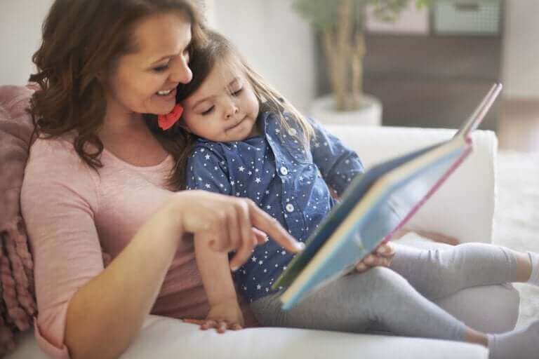 Mama czytająca córce - wartość edukacyjna opowiadań dla dzieci