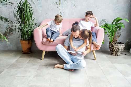 Tata czytający dzieciom