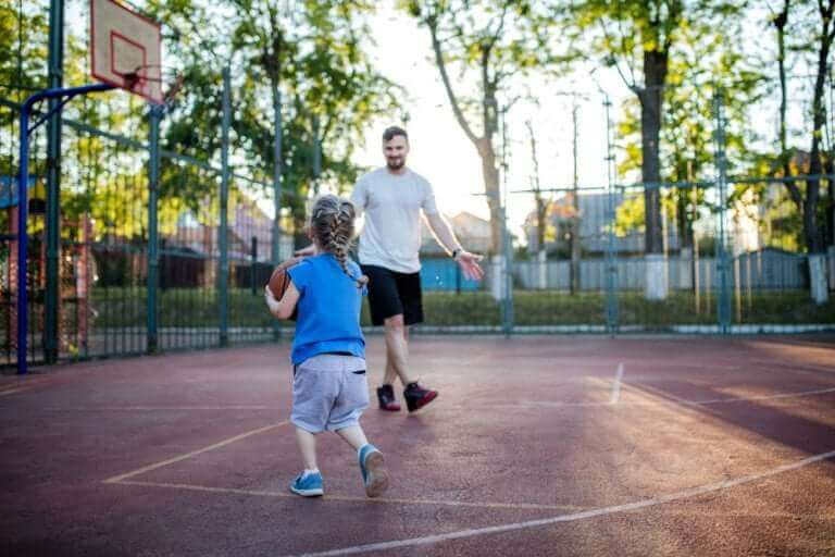Tata grający w koszykówkę z córką